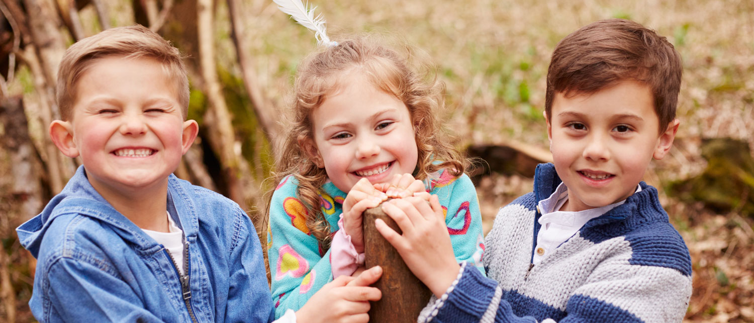 3 Kinder spielen im Wald | Projekt für sozial benachteiligte Kinder und Jugendliche in Hamburg | Claere Jung Stiftung
