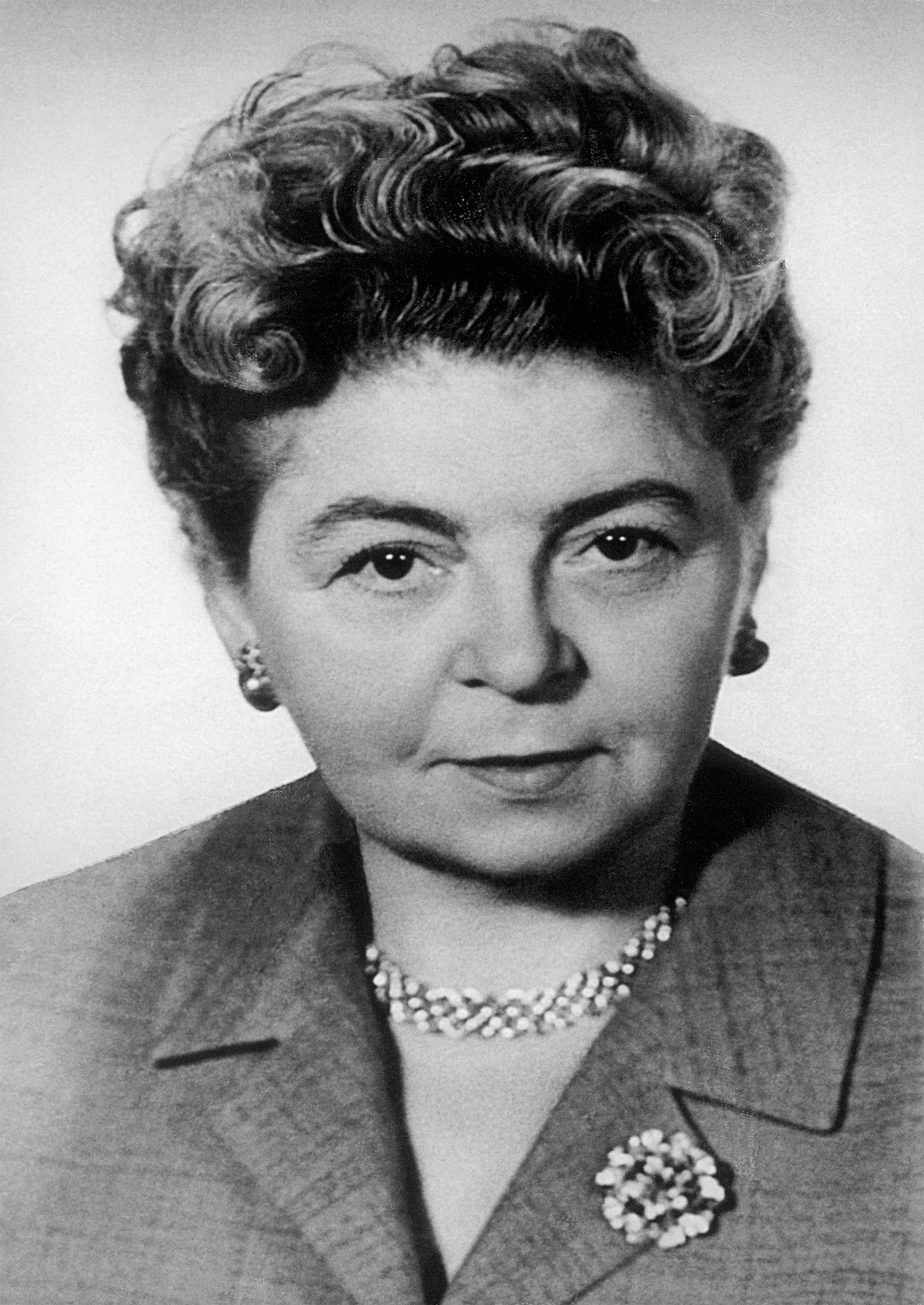 Claere Jung: Die Stifterin