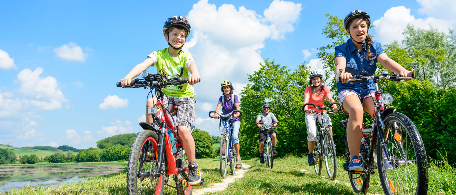 Kinder machen eine Radtour an der Elbe | Projekt für sozial benachteiligte Kinder und Jugendliche in Hamburg | Claere Jung Stiftung